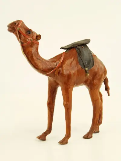 Decoratieve leren dromedaris met zadel – kavel bij De Kringwinkel, Antwerpen