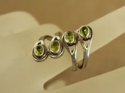 Sterling zilveren ring met groene stenen – kavel bij De Kringwinkel, Antwerpen