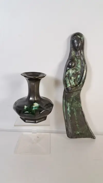 Twee vintage keramische objecten met groen-zwart glazuur – kavel bij De Kringwinkel, Turnhout