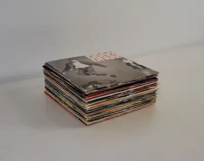 Lot van 34 vintage vinylsingles met originele hoezen – kavel bij De Kringwinkel, Turnhout