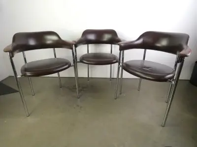 Set van 3 vintage design eetkamerstoelen – verchroomd buisframe met donkerbruine bekleding – kavel bij De Kringwinkel, Heverlee