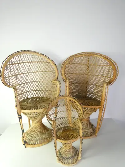 Set van 3 vintage rotan stoelen – decoratieve pauwenstoel en twee kinderstoelen – kavel bij De Kringwinkel, Heverlee