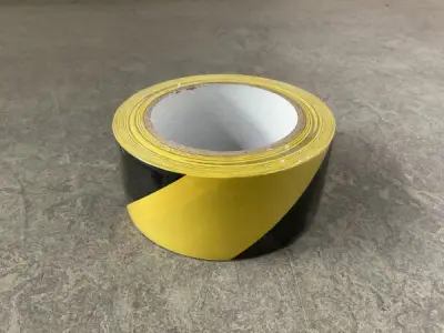 36x Deltafix PVC vloermarkeringstape zwartgeel 50mm x 33m – kavel bij XL Auctions