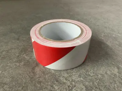 36x PVC vloermarkeringstape wit rood 50mm x 33m – kavel bij XL Auctions
