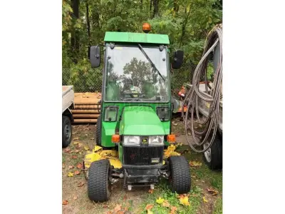 1 Zugmaschine Ackerschlepper John Deere Typ 455 (Bastlerfahrzeug) – kavel bij Zoll-Auktion, Fürth