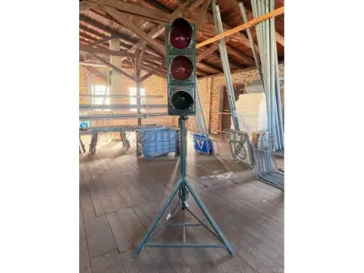 1 bouwverkeerslicht op een driepoot – kavel bij Zoll-Auktion, Uetersen