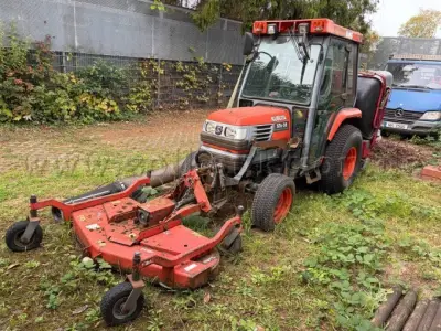 1 Kommunaltraktor Kubota STα-35 mit Zubehör – Defekt / Teileträger – kavel bij Zoll-Auktion, Hamburg