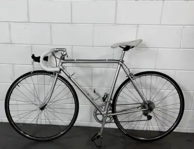 Koersfiets "ALAN" met retro onderdelen – kavel bij De Kringwinkel, Sint-Niklaas