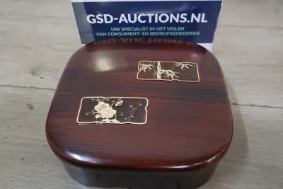 Houten sieraden- of opbergdoos met ingelegde decoraties – kavel bij GSD Auctions, Zoeterwoude