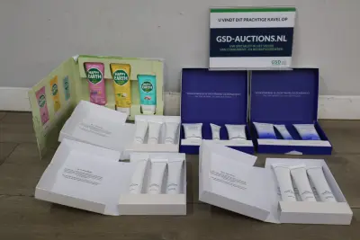 6 verscheidene verzorgingssets – kavel bij GSD Auctions, Zoeterwoude