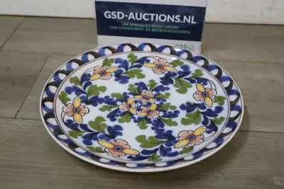 Decoratief porseleinen bord – kavel bij GSD Auctions, Zoeterwoude