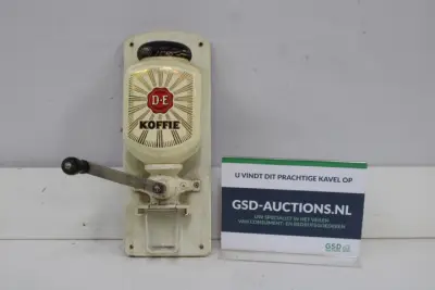 D.E. Koffie handmatige koffiemolen aan muur – kavel bij GSD Auctions, Zoeterwoude