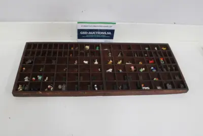 Houten letterkast met kleine vakjes – kavel bij GSD Auctions, Zoeterwoude
