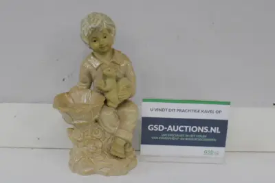 Beeldje van jongen met eekhoorn en bloemen – kavel bij GSD Auctions, Zoeterwoude