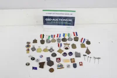 Verzameling medailles en speldjes – kavel bij GSD Auctions, Zoeterwoude