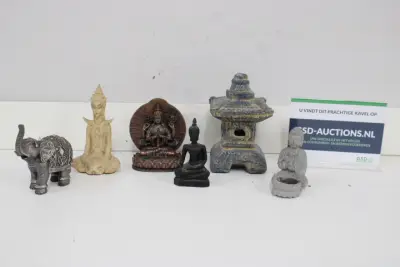 Set van zes decoratieve Aziatische beelden en pagode – kavel bij GSD Auctions, Zoeterwoude