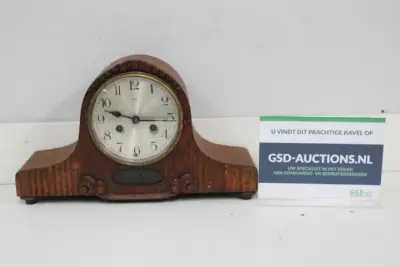 Houten schouwklok met klassieke wijzerplaat – kavel bij GSD Auctions, Zoeterwoude