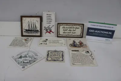 Set van 9 siertegels met tekst en afbeelding – kavel bij GSD Auctions, Zoeterwoude
