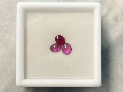 Robijn - 1.30 carat natuurlijke cabochon robijn – kavel bij Onlineveilingmeester