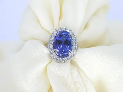 Witgouden entourage ring met een tanzaniet van 7.00 carat – kavel bij Onlineveilingmeester