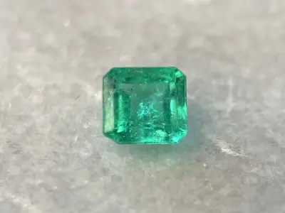 Smaragd - 0.90 carat natuurlijke Colombiaanse smaragd van zeer hoge kwaliteit – kavel bij Onlineveilingmeester