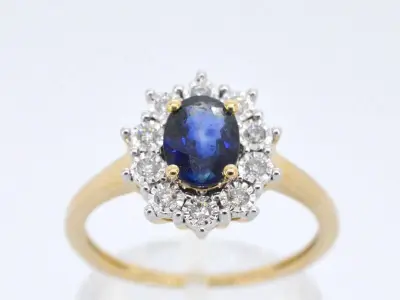 Gouden entourage ring met saffier en briljanten – kavel bij Onlineveilingmeester