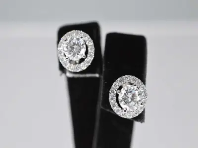 Witgouden diamanten entourage oorbellen van 1.50 carat – kavel bij Onlineveilingmeester