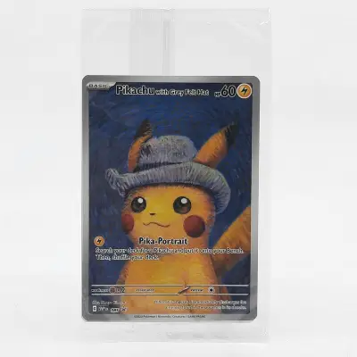 Kaart, Pokémon, Pikachu with Grey Felt Hat SVP 085 Promo, 2023 – kavel bij Domeinen Roerende Zaken, Groningen