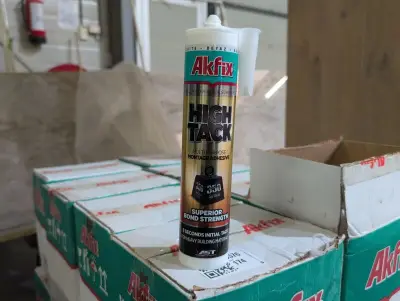 Ca. 192x Koker High Tack kit, Akfix, wit – kavel bij Onlineveilingmeester, Almere