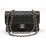 CHANEL, schoudertas, model Classic Flap Bag Small, van zwart ruitvormig doorgestikt kaviaarleer, met zilverkleurig beslag, CC-draaisluiting en met… – kavel bij Venduhuis De Eland