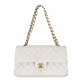 CHANEL, schoudertas, model Classic Flap Bag Medium, van wit ruitvormig doorgestikt kaviaarleer, met champagnekleurig beslag, CC-draaisluiting en me… – kavel bij Venduhuis De Eland