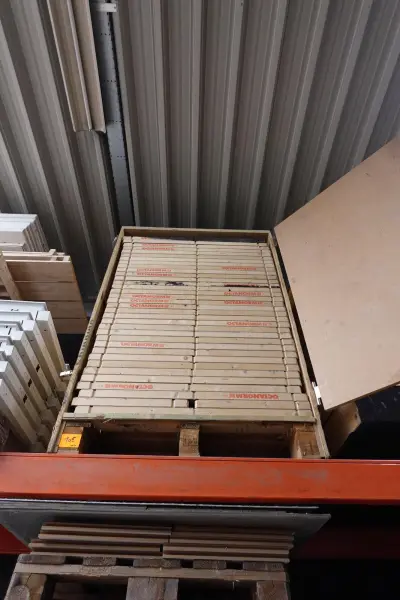 Verhoogde houten vloer Octanorm – kavel bij Openbare Verkopen, Deerlijk