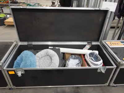 Verrijdbare flightcase + inhoud – kavel bij Openbare Verkopen, Wielsbeke