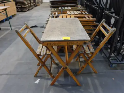 16x Inklapbare houten tafel + 42x inklapbare houten stoel – kavel bij Openbare Verkopen, Wielsbeke
