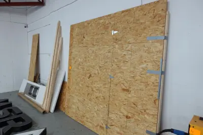 Partij hout en wastafel – kavel bij Openbare Verkopen, Kuurne