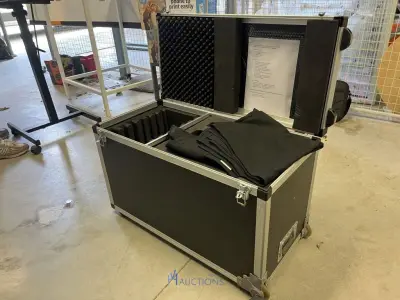 Verrijdbare flightcase met toetsenborden en laptoptassen HP – kavel bij VH Auctions