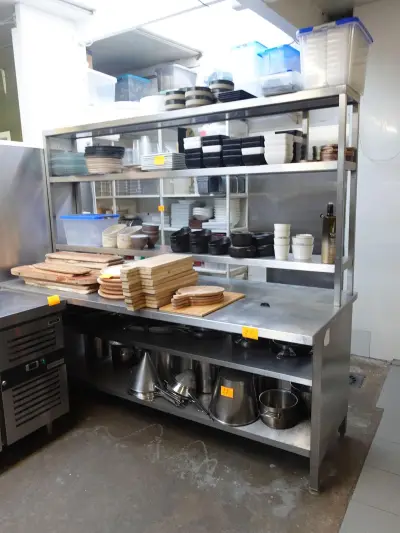Inox werktafel + chefrek – kavel bij Openbare Verkopen, Bredene