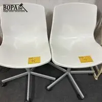 Witte kunststof bureaustoel - 2 stuks – kavel bij BOPA Auctions, Ieper