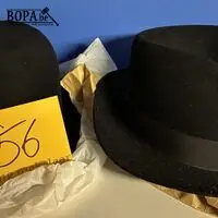 Klassieke zwarte herenhoeden - 2 stuks – kavel bij BOPA Auctions, Ieper