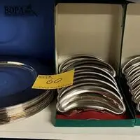 Vintage roestvrijstalen visgraatbakjes en onderzetters – kavel bij BOPA Auctions, Ieper