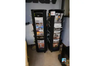 Set displays op wielen – kavel bij Clicpublic