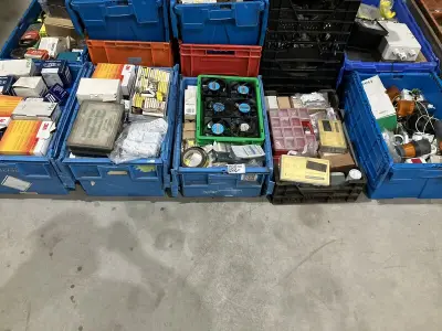 Partij electramateriaal – kavel bij Onlineveilingmeester, Kootstertille