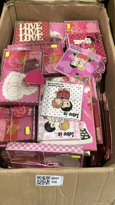 Doos Love is… artikelen Love is – kavel bij Onlineveilingmeester, Kootstertille