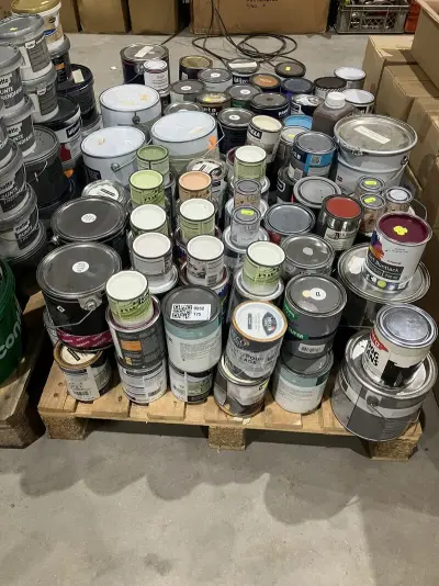 Pallet verfblikken – kavel bij Onlineveilingmeester, Kootstertille