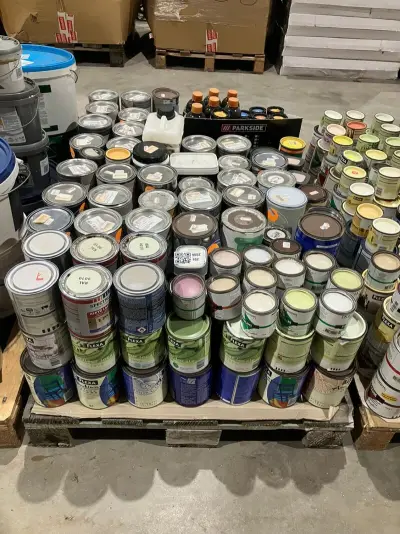 Pallet verfblikken – kavel bij Onlineveilingmeester, Kootstertille