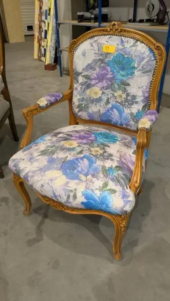 Een houten fauteuil met blauw-groen-gele bloemenstof – kavel bij Auctionline, Anderlecht