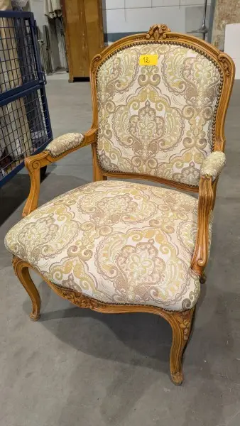 Een houten fauteuil met lichte stof – kavel bij Auctionline, Anderlecht