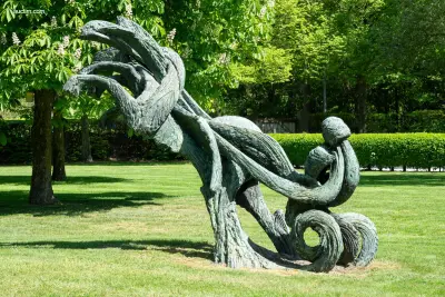 Bronzen monumentale compositie met mensfiguur en – kavel bij Auctim