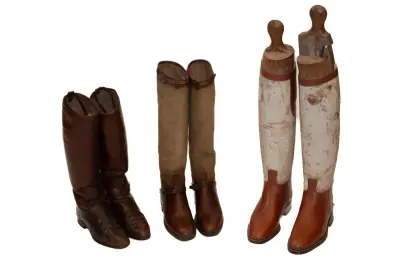 Collectie antieke lederen rijlaarzen met houten – kavel bij Auctim