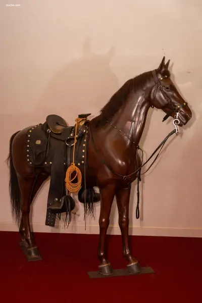 Levensgroot antiek display-paard met uitrusting – kavel bij Auctim
